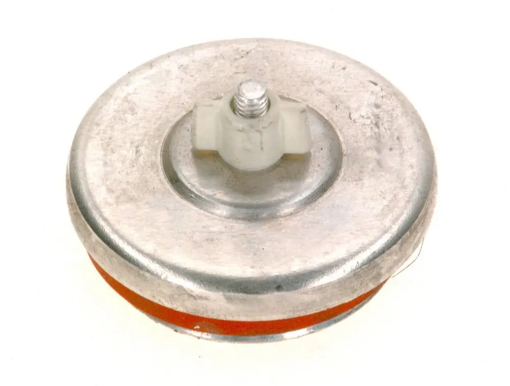 Bosch Dichtkappe mit runder, metallischer Oberfläche und einem zentralen Befestigungsstift. Rot gefärbter Gummiabschnitt am Rand.